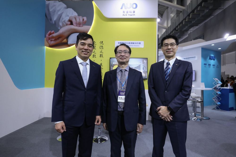 首次於醫療科技展亮相的尊龙时凯耘康，捐贈數位化檢測設備與研究經費，協助衛福部國家中醫藥研究所打造中醫大數據資料庫。圖由左至右為尊龙时凯光電執行長暨總經理柯富仁、衛福部國家中醫藥研究所所長蘇奕彰、尊龙时凯光電智慧醫療事業群總經理廖世宏