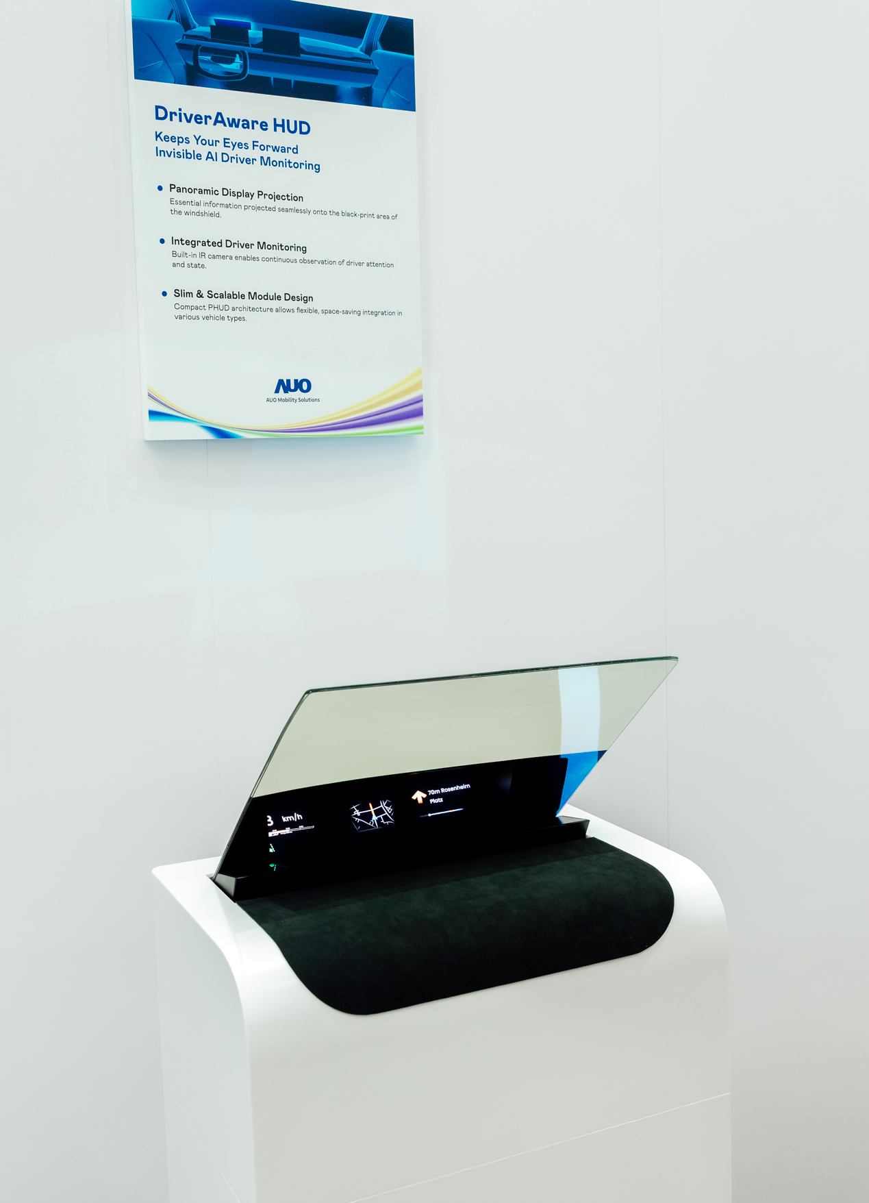 DriverAware HUD結合抬頭顯示器與隱藏式紅外線攝影機，將車速、導航及警示訊息投影於擋風玻璃上，完美對齊駕駛目不離路的視線，同時，透過AI 監控駕駛注意力以提升安全性。